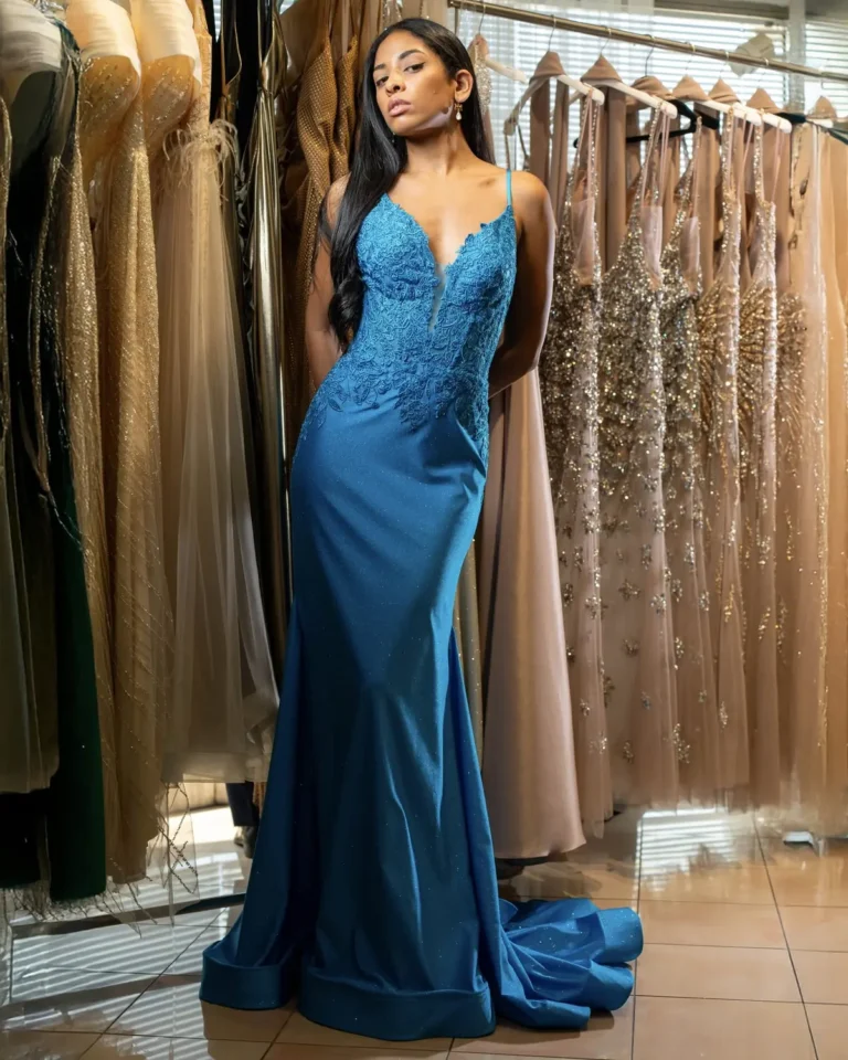 Abito da cerimonia blu a sirena con corpetto in pizzo