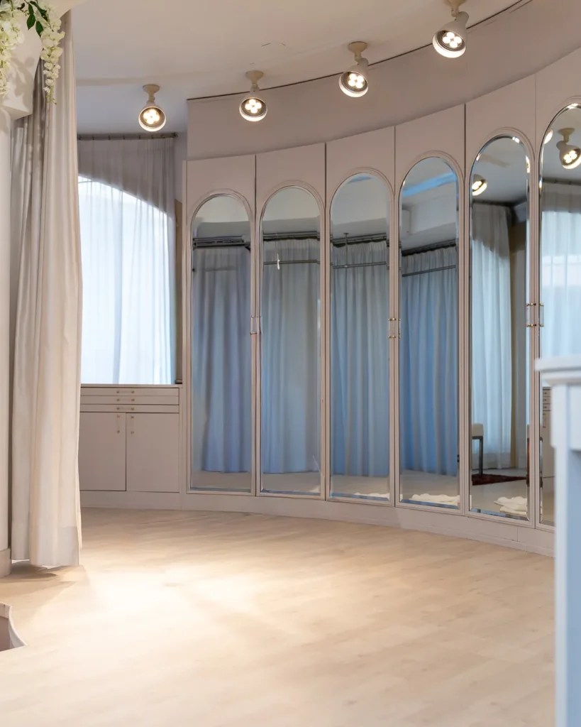 Sala prova con specchi ad arco di Atelier Melody